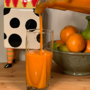 carrot-mango-smoothie-recipe-the-cretan-nutritionist-pour